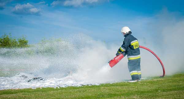 Brandman som släcker eld. Foto: Pixabay, CC0
