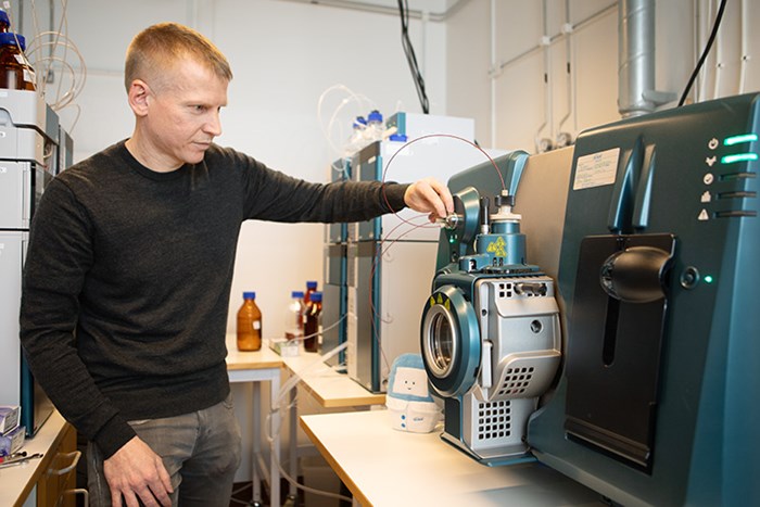 Lutz Ahrens i labbet med apparatur för vätskekromatografi