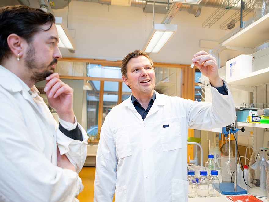 Johan Dicksved i laboratoriet med doktoranden Pontus Gunnarsson