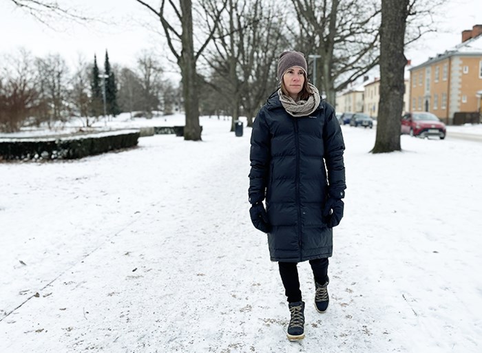 Helena Nordh går i en park. Det är vinter och snö.