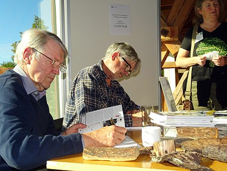 Bengt Ehnström och Martin Holmer signerar bcker. Foto: Håkan Tunón