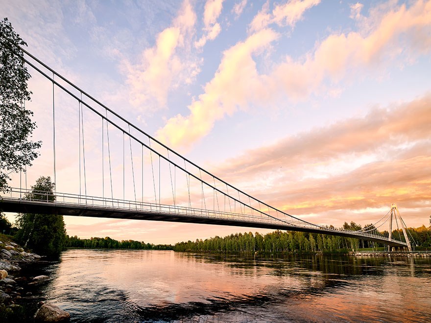Bro över älv i Umeå, foto.