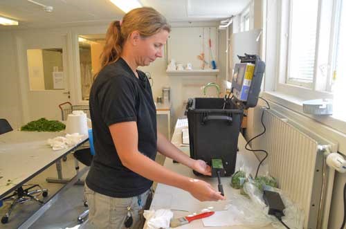 Foto: Kvinna står i laboratoriemiljö och arbetar med NIR-teknik.
