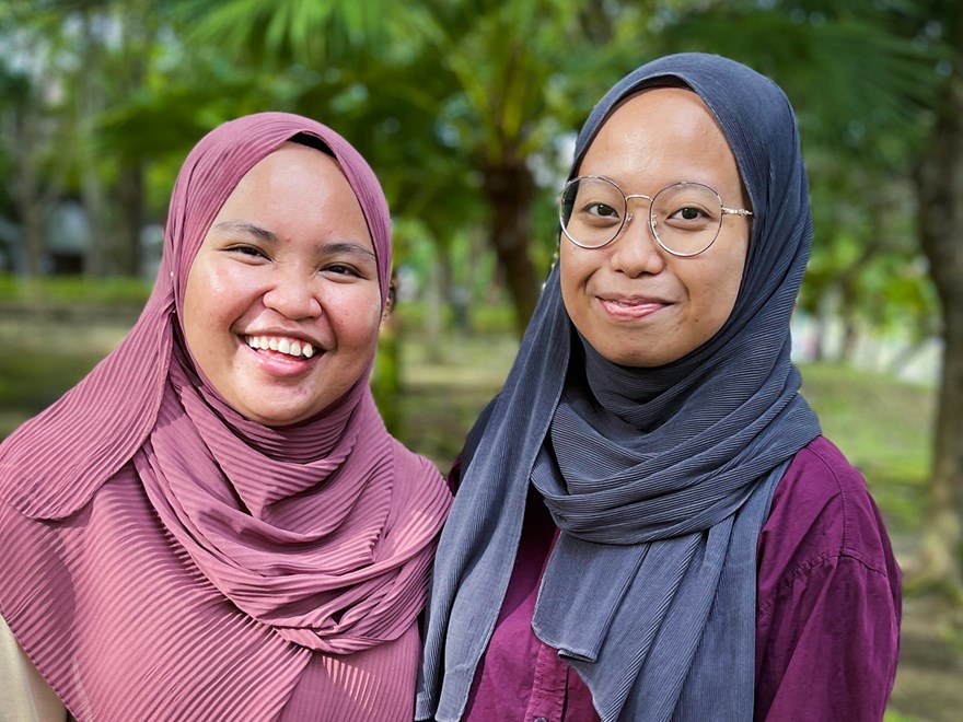 Porträtt av två malaysiska studenter.