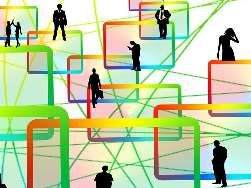Nätverk och system i olika färger med personer som profiler utspridda. 