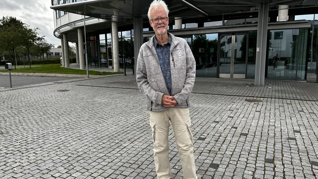 Hedersdoktor Peter Forssberg står på SLU:s campus i Uppsala.