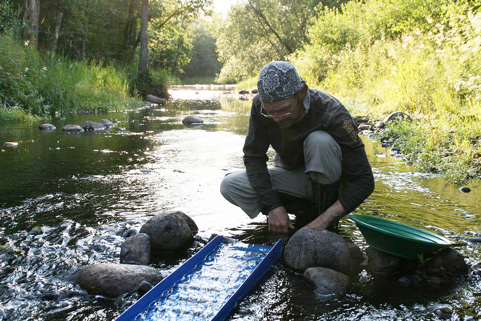 En man vaskar guld