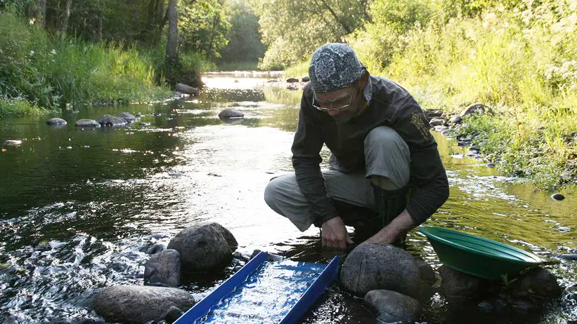 En man vaskar guld