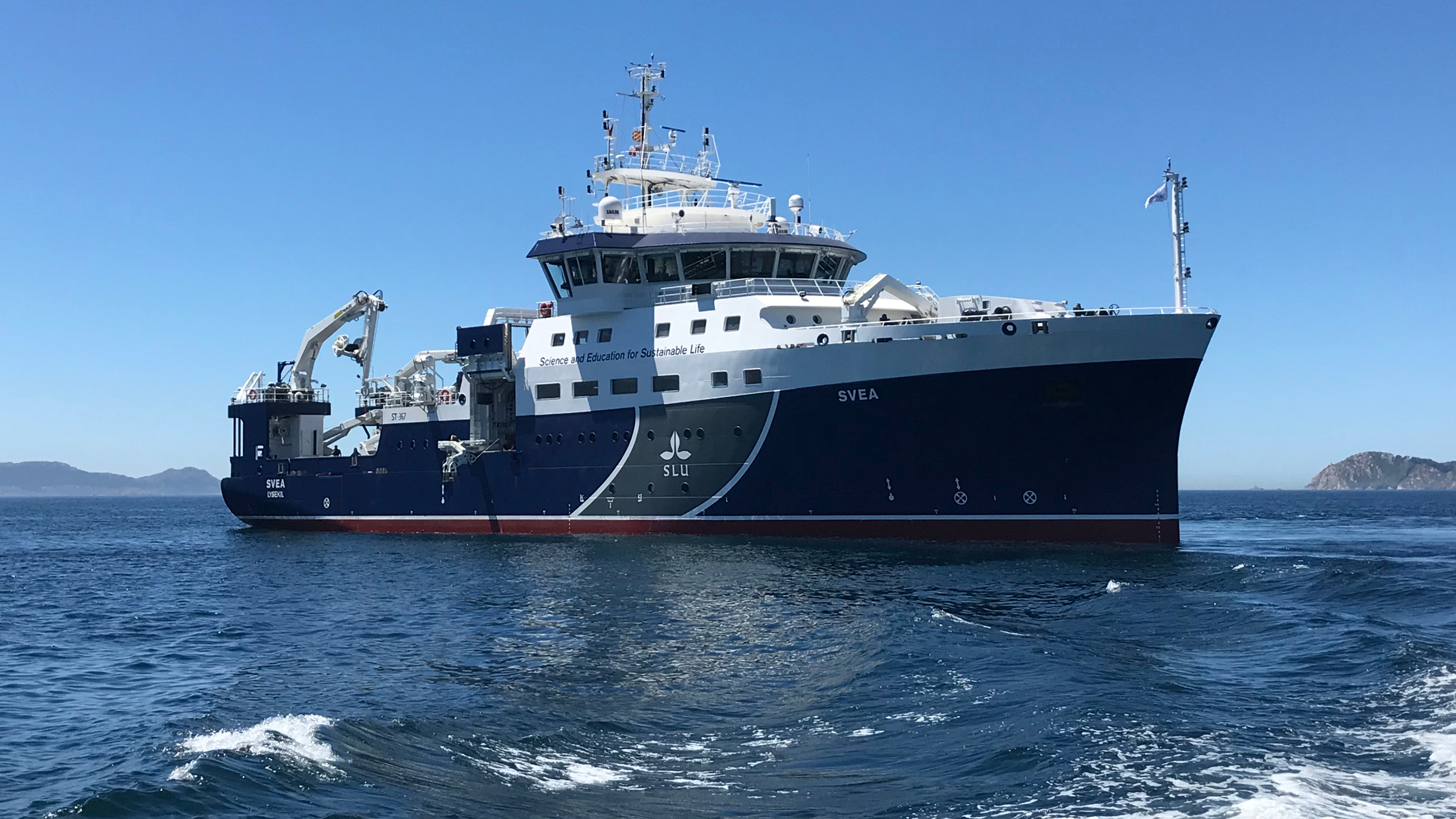 Ett stort blått och vitt forskningsfartyg med SLU:s logotyp på sidan. Foto.