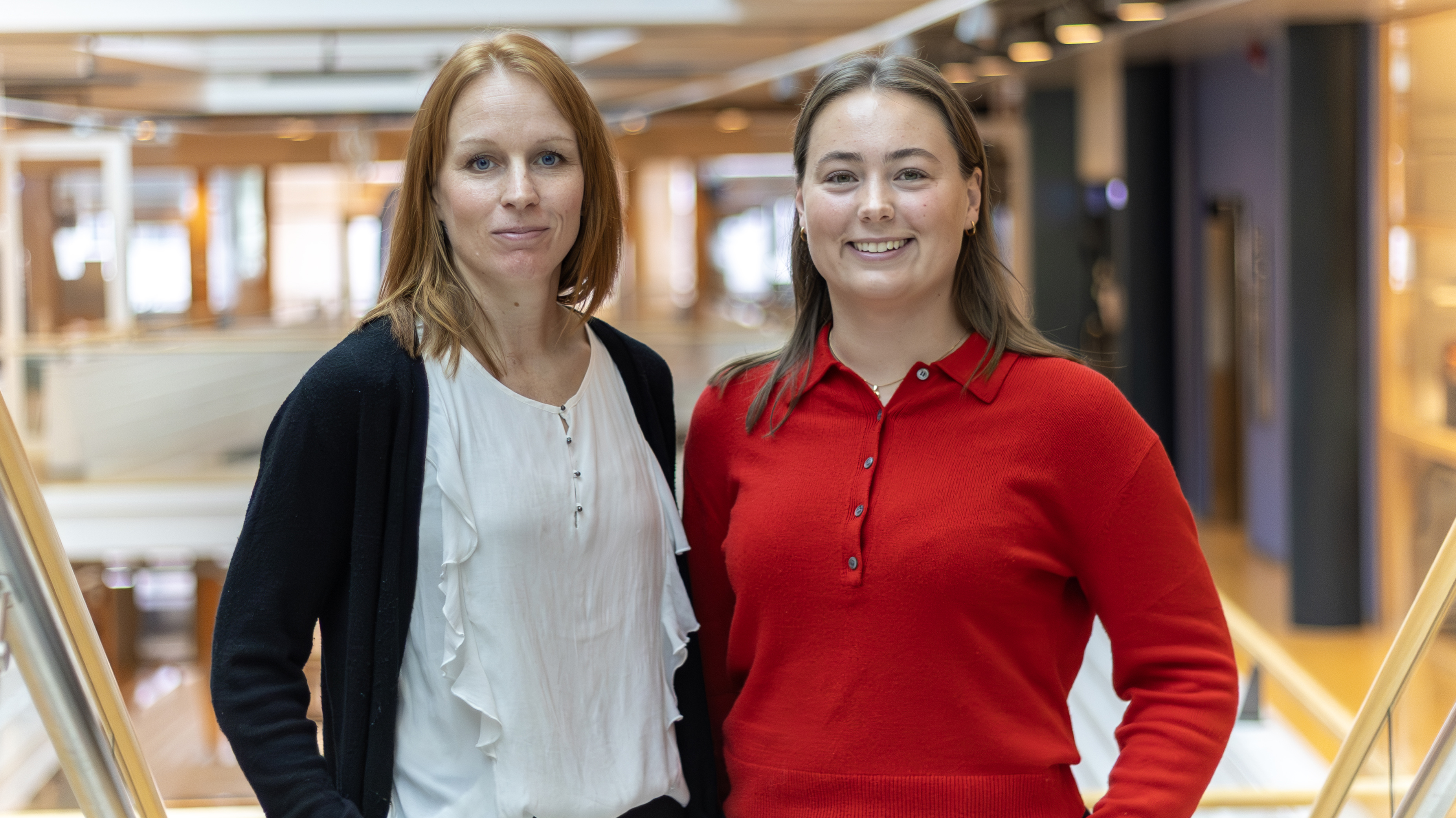 Porträtt av två kvinnor (Astrid Bornfeldt Persson, SLU & Elisabeth Rajala, SLU) ståendes inomhus.