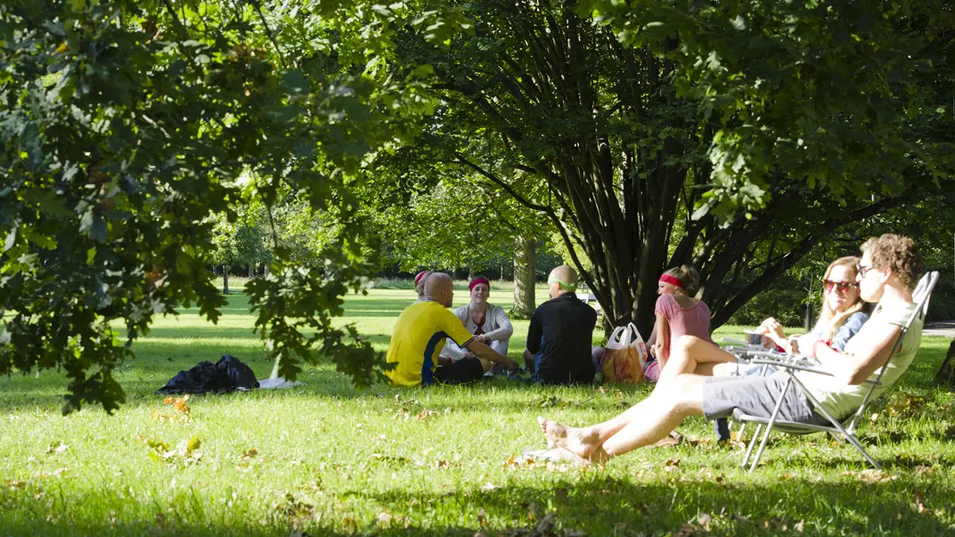 Studenter som solar på campus