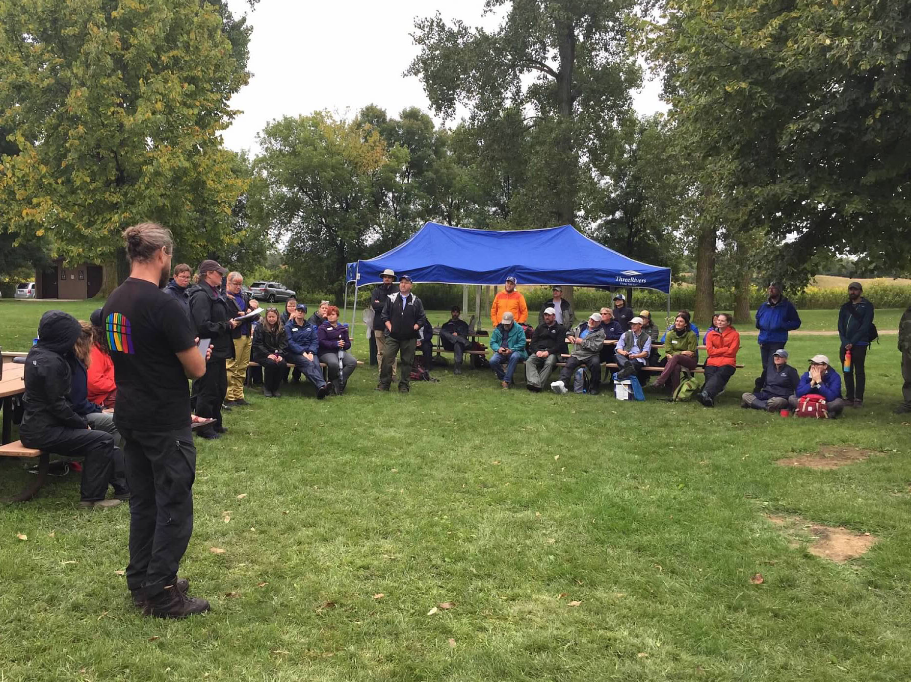 Personer på en gräsmatta