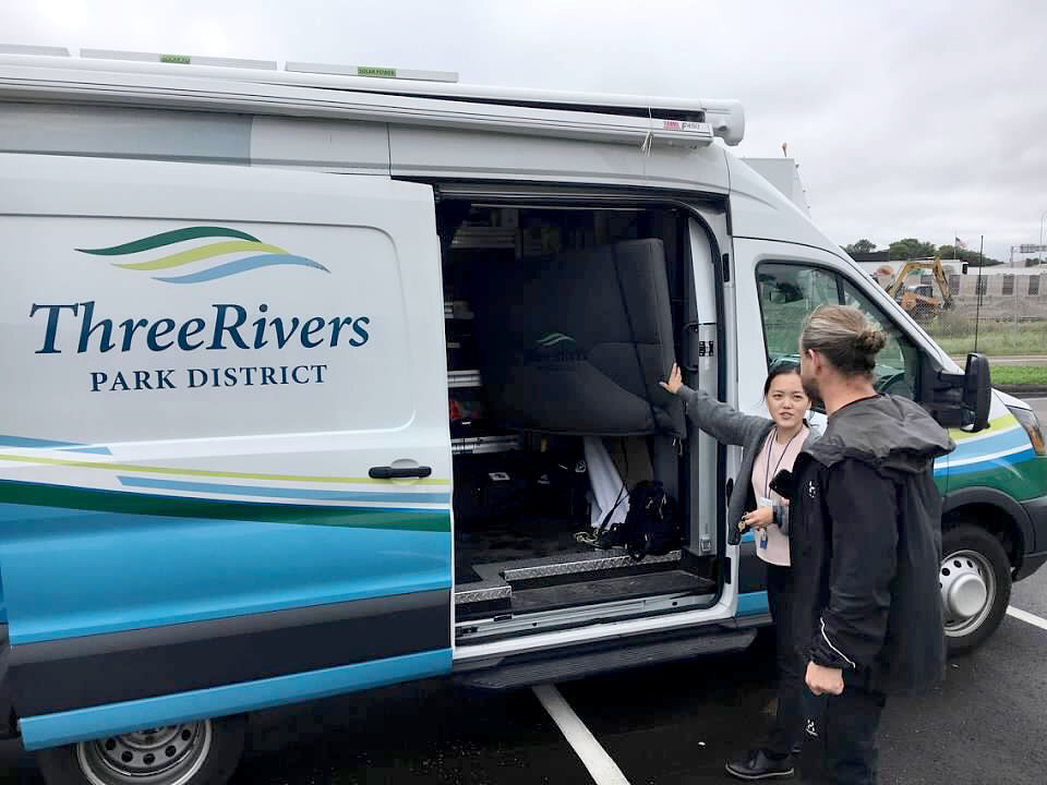 En skåpbil och människor