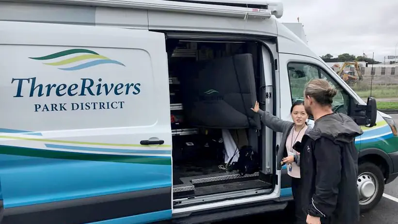 En skåpbil och människor