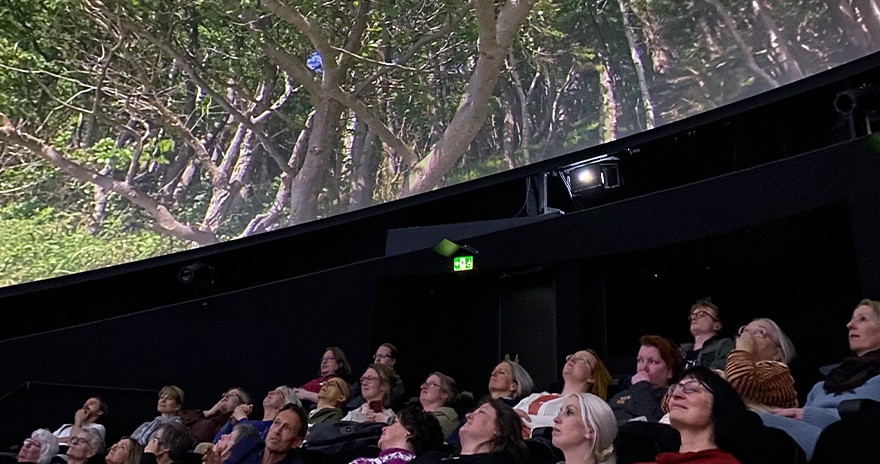 Människor som sitter i en dome med naturbilder