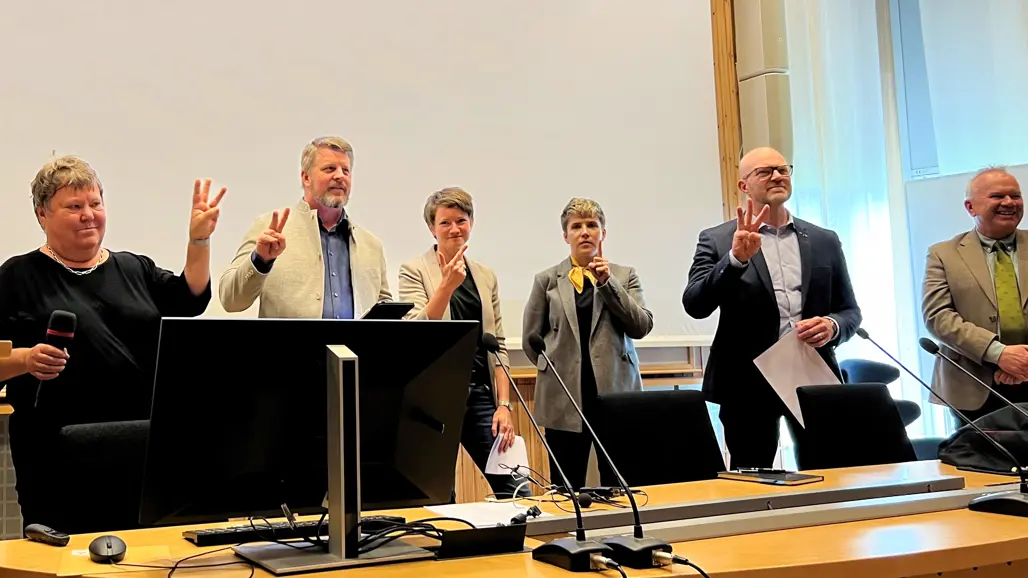 6 personer visar med fingrarna siffror mellan 1-3