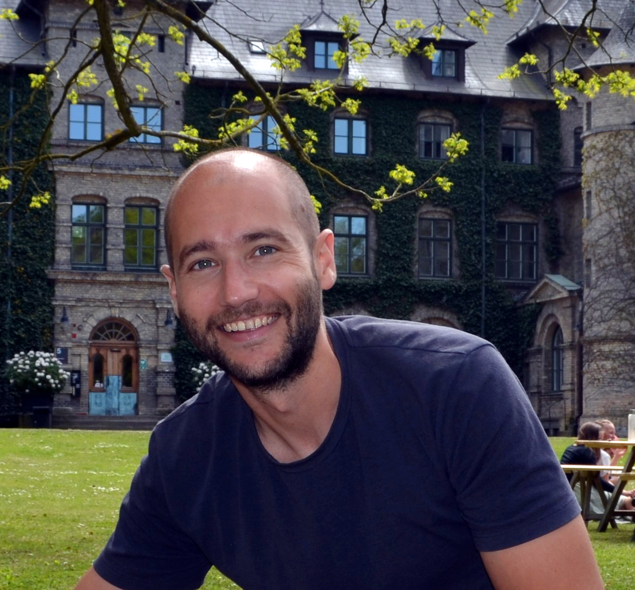 Portrait photo of Matías González