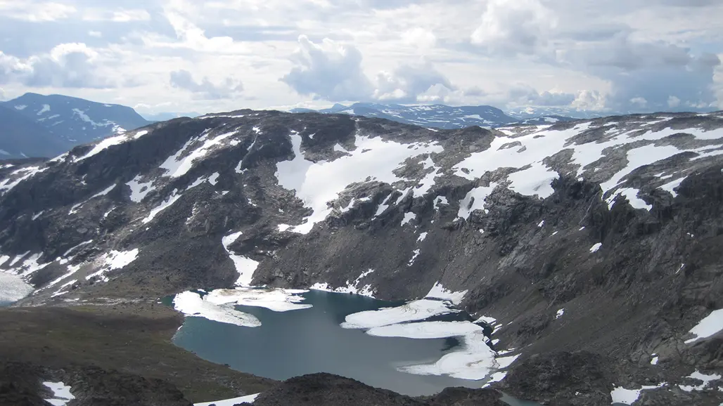 Vatten, fjäll och moln. Foto