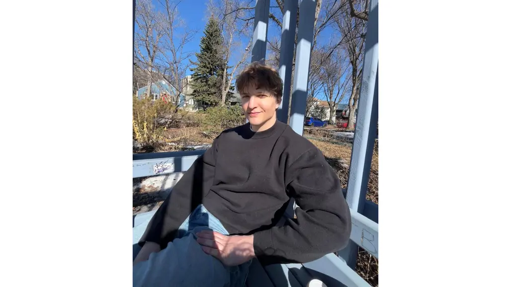 Porträtt av man på veranda