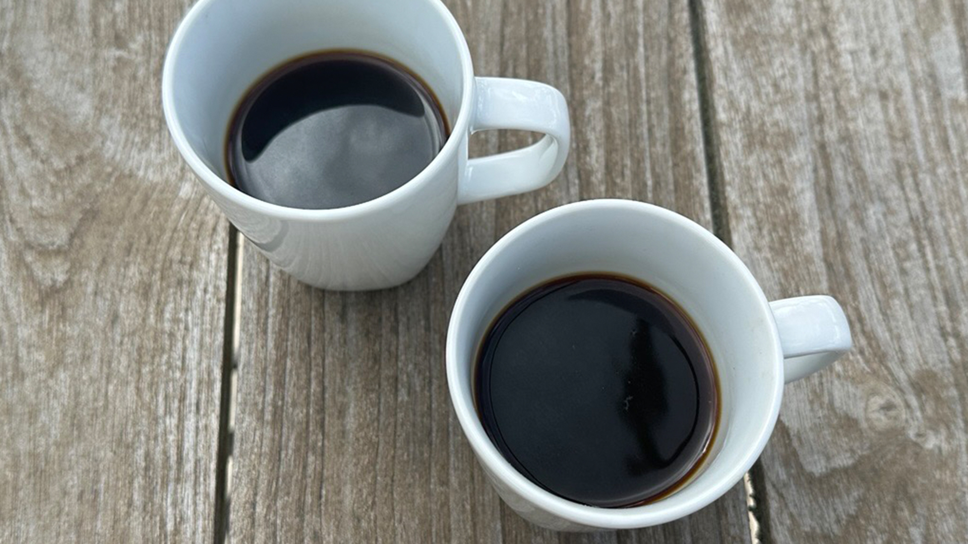 Bild på två kaffekoppar.