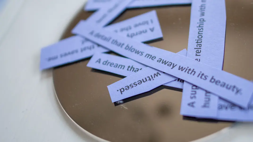 Lilac notes with text on a mirror. Photo.