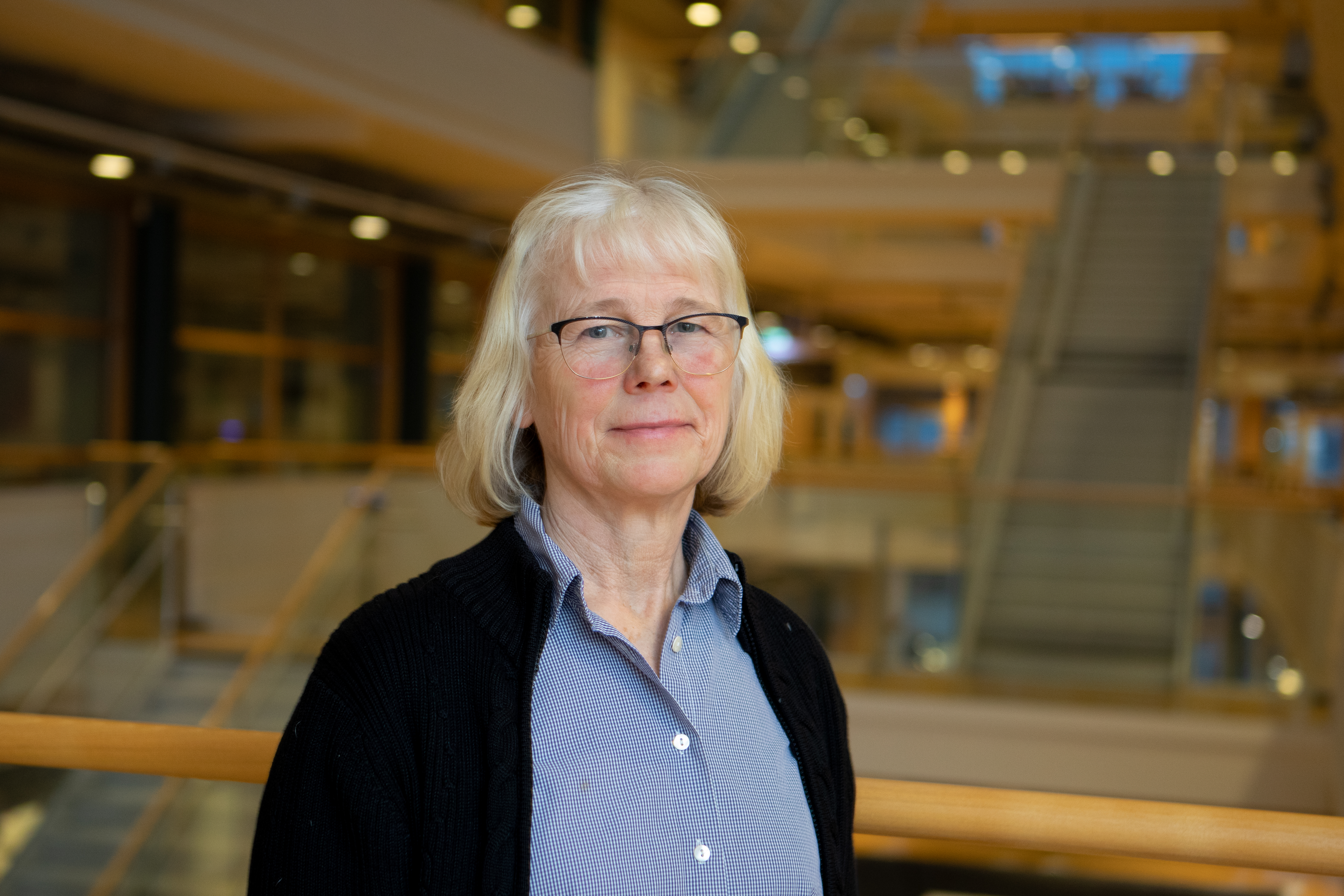 Porträtt av en kvinna (Ingrid Hansson, SLU) iklädd kontorskläder inomhus.