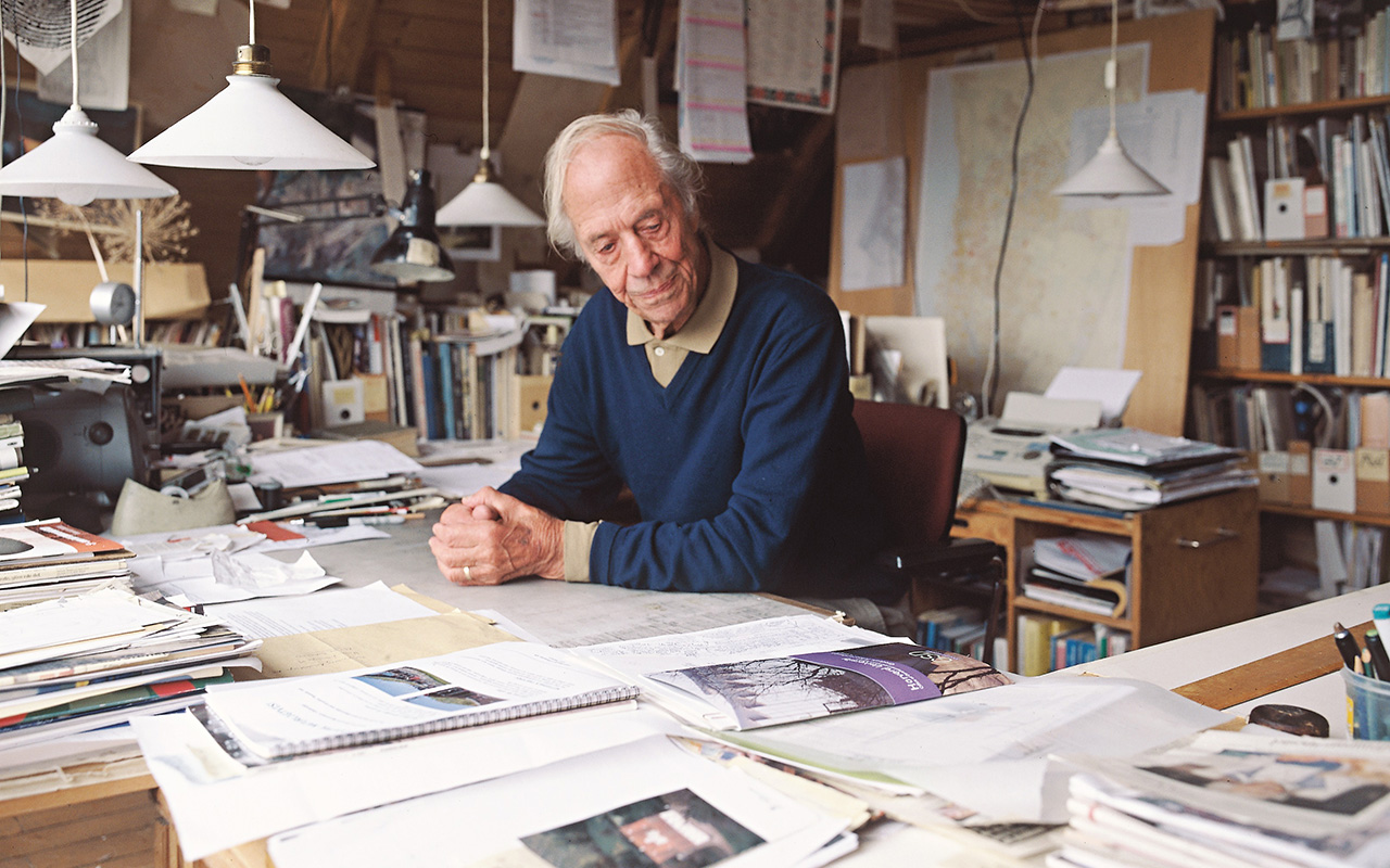 Porträtt av Friberg vid skrivbordet. 