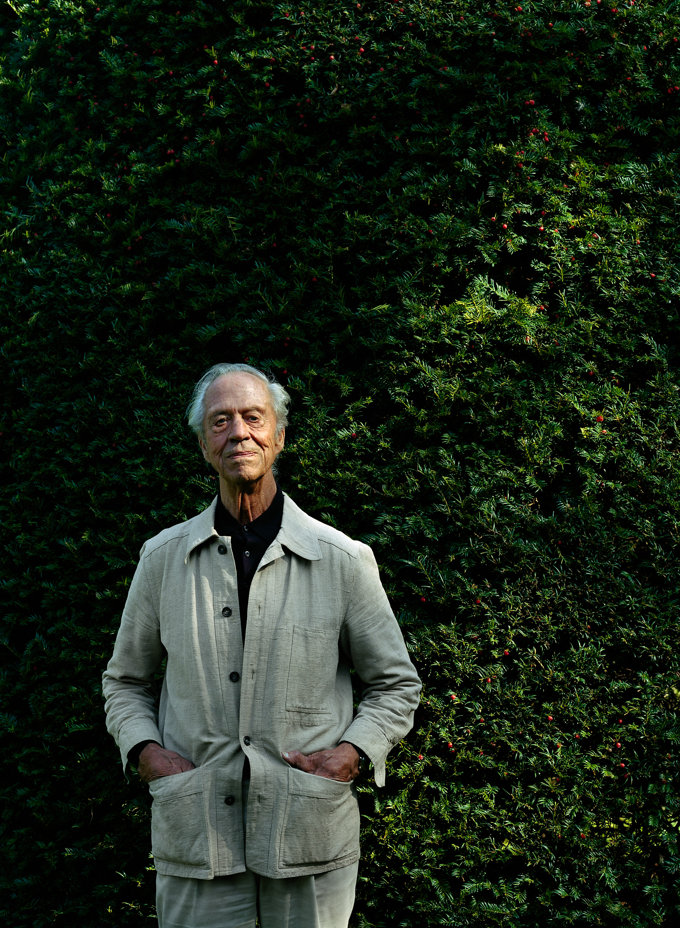 Friberg vid idegranarna i trägården i Bjärred. Foto: Åke E:son Lindman 2005