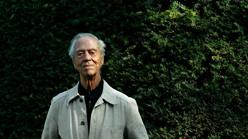 Friberg vid idegranarna i trägården i Bjärred. Foto: Åke E:son Lindman 2005