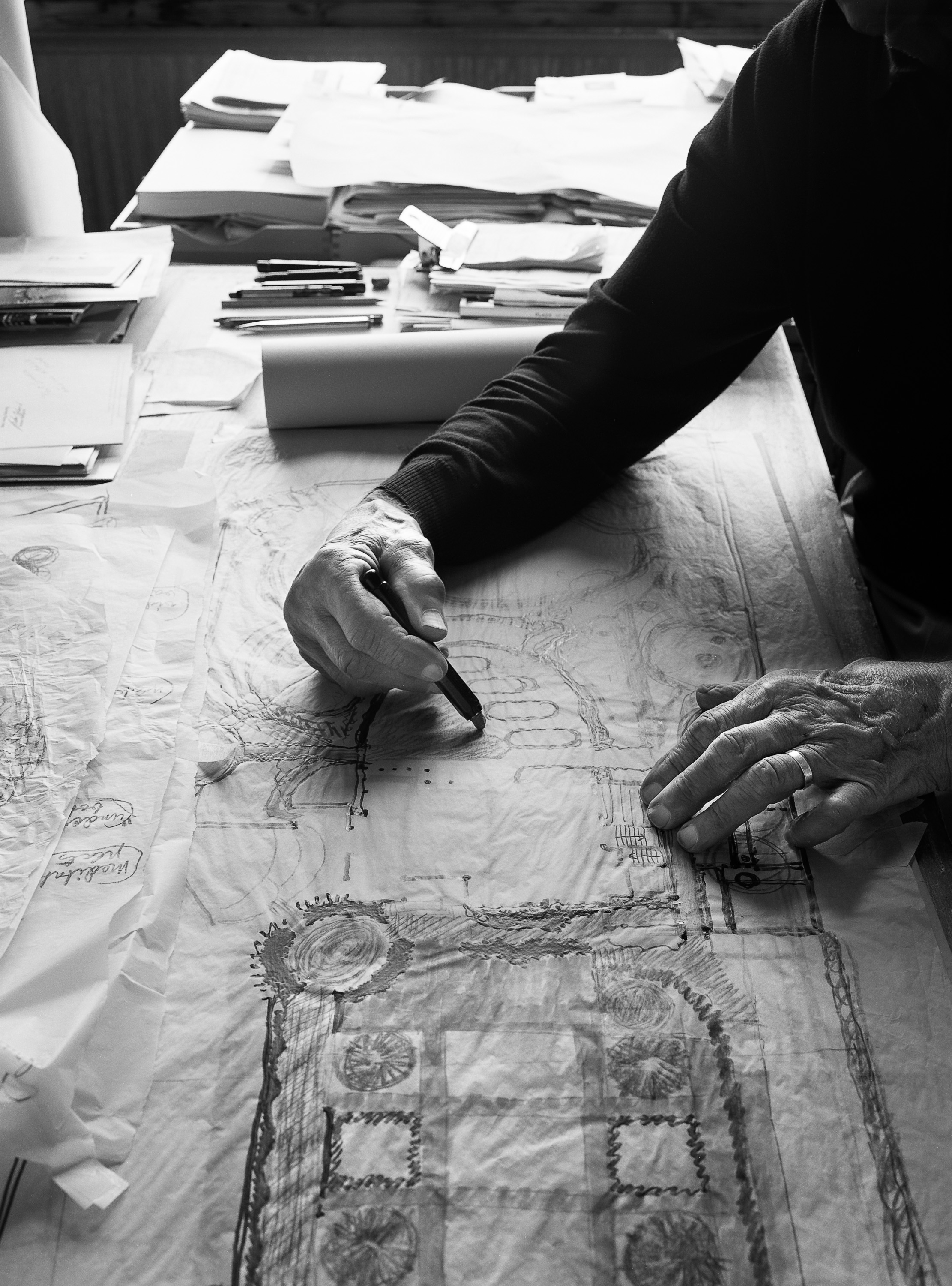 Friberg vid ritbordet i Bjärred. Foto: Åke E:son Lindman 2005. Foto Åke Eson Lindman 2005. (Bilden är publicerad med fotografens tillstånd)