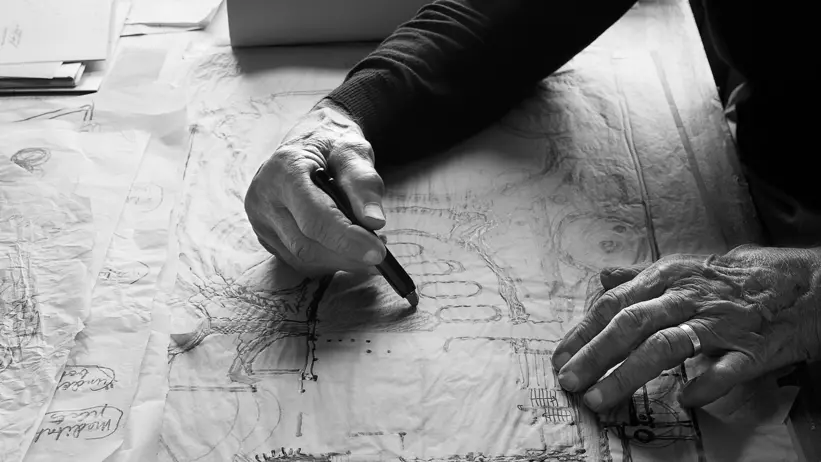 Friberg vid ritbordet i Bjärred. Foto: Åke E:son Lindman 2005. Foto Åke Eson Lindman 2005. (Bilden är publicerad med fotografens tillstånd)