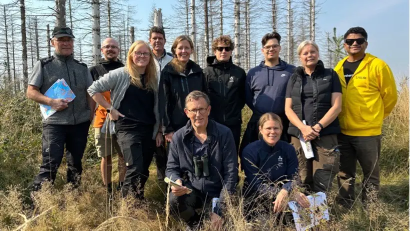 gruppbild i skogen