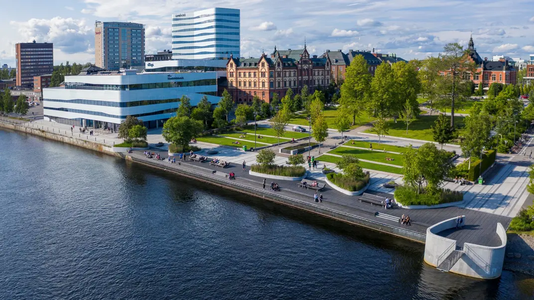 View of the city with water in the foreground. Photo: Fredrik Larsson/Visit Umeå