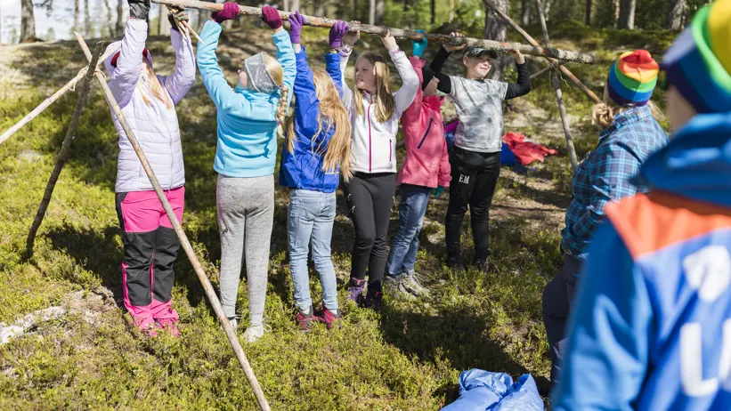 Barn bygger vindskydd