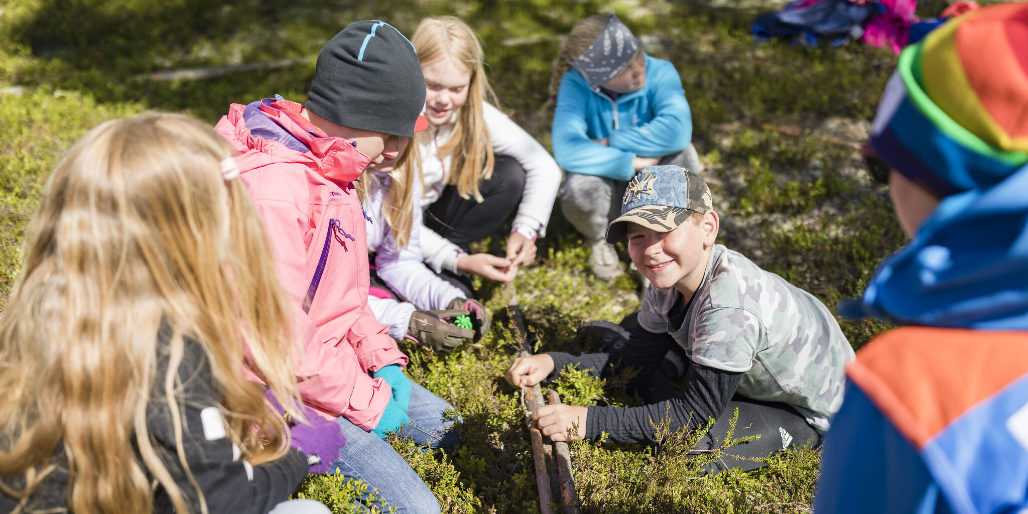 Barn sitter på marken i naturen