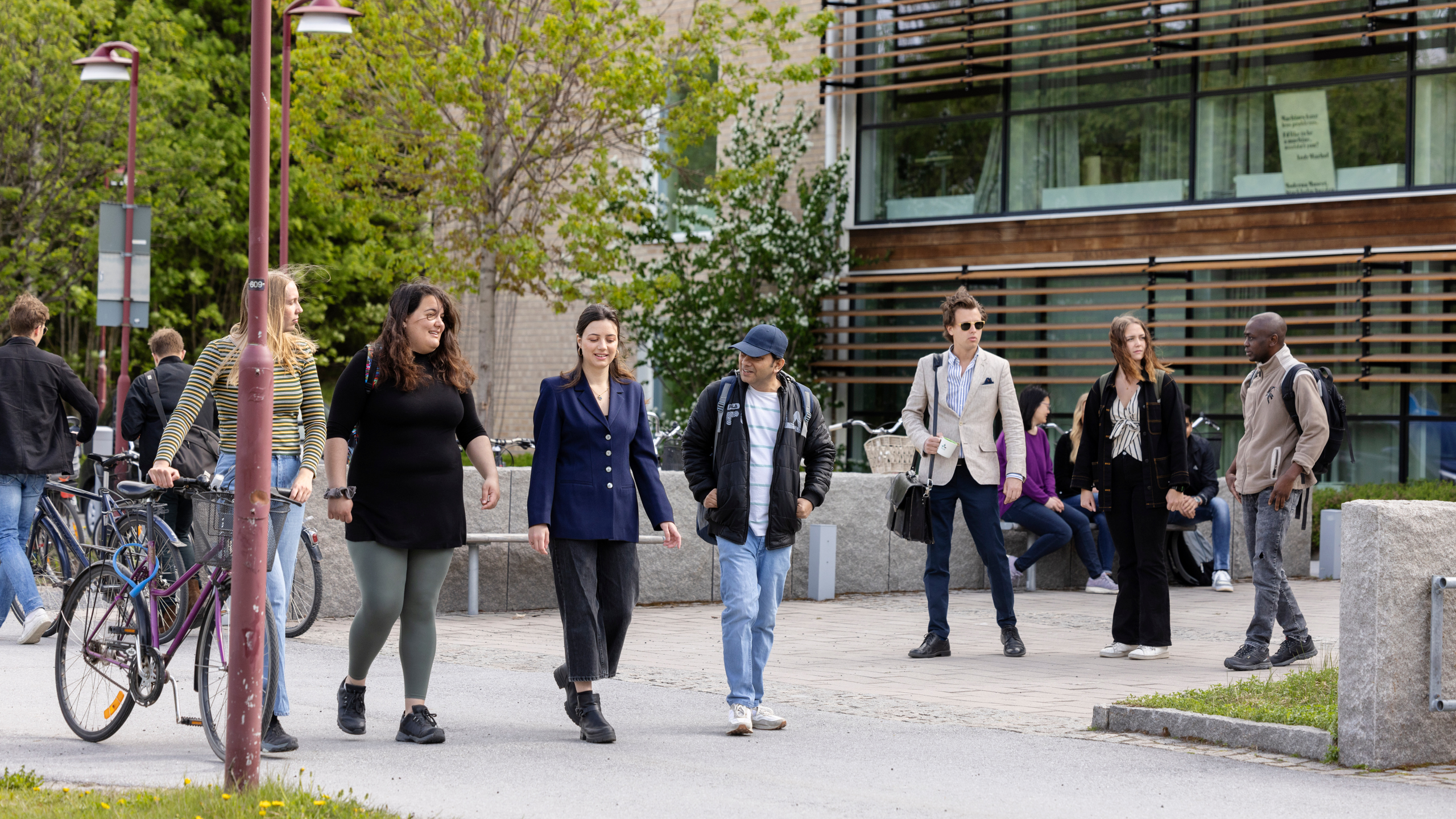 Studenter vid fakulteten för skogsvetenskap på SLU i olika miljöer i och utanför SLU-huset på Umeå campus. 
