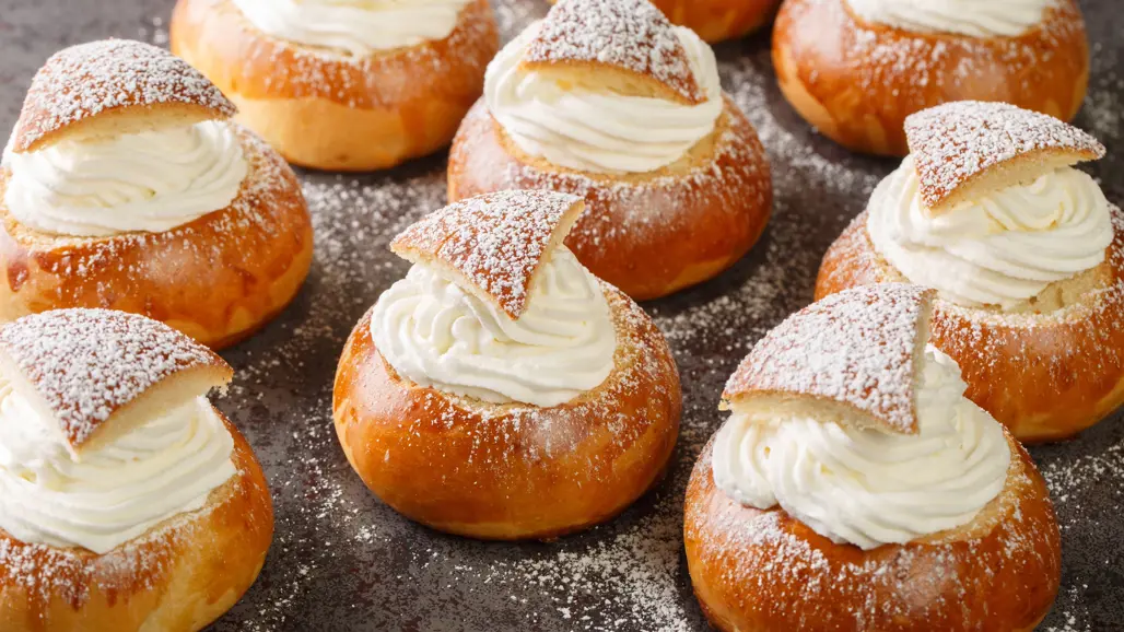 Flera semlor på ett bord. Foto.