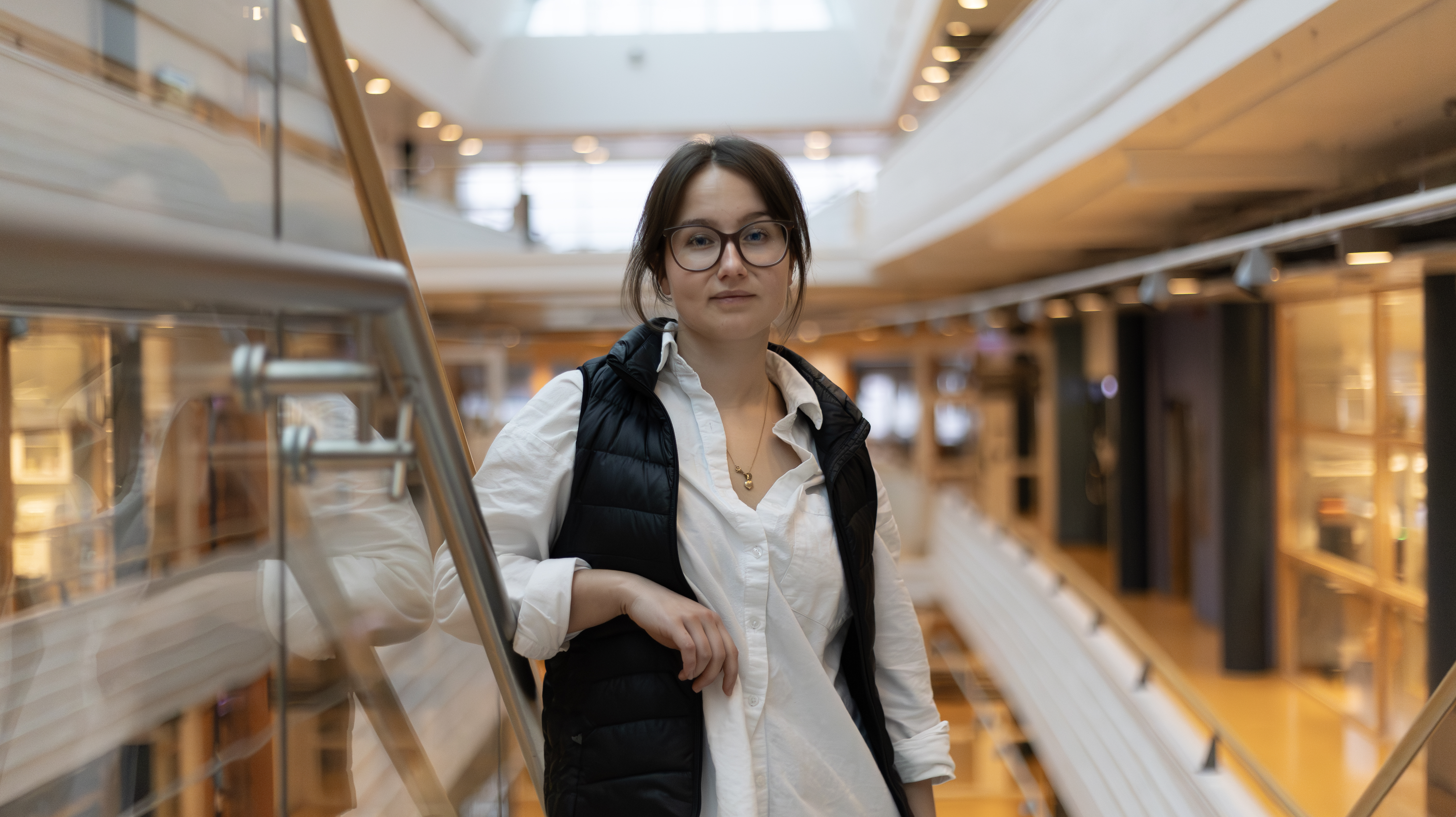 Porträtt av en kvinna (Hanna Holmqvist, SLU) ståendes inomhus.