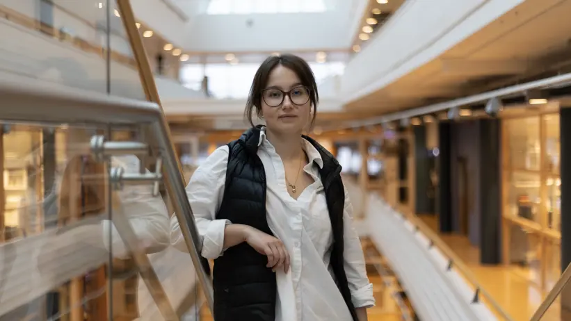 Porträtt av en kvinna (Hanna Holmqvist, SLU) ståendes inomhus.