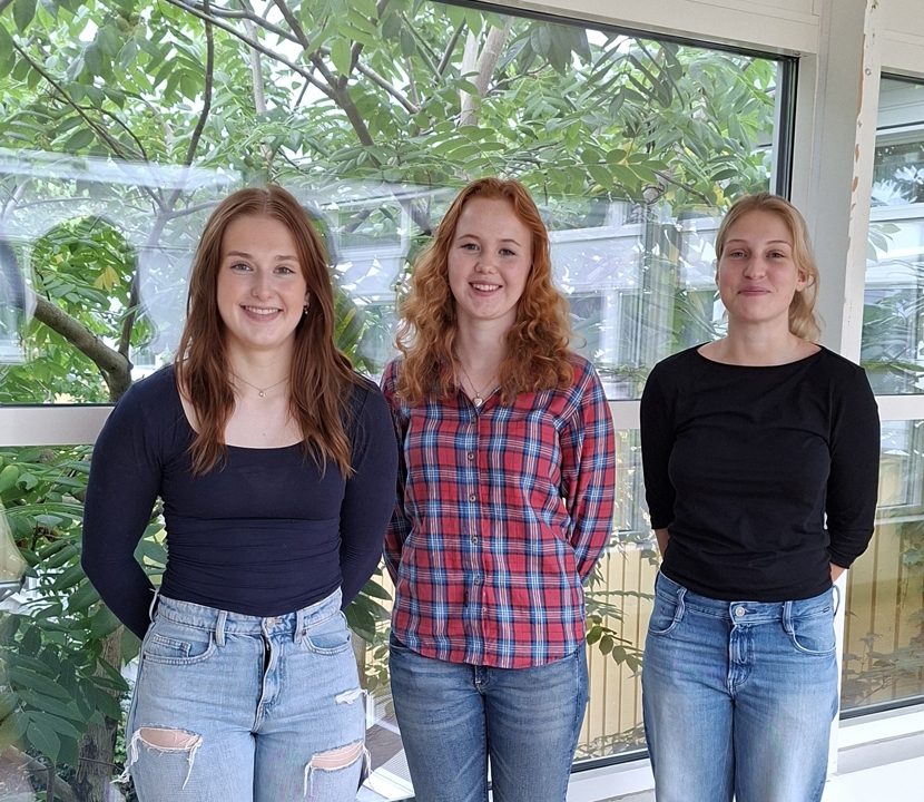 tre kvinnliga studenter