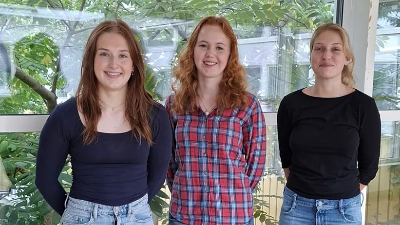 tre kvinnliga studenter