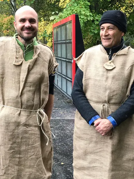 Två personer utklädda till vikingar