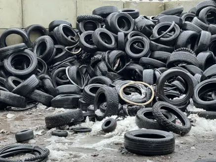 Temporary storage of dumped tires in a landfill. Photo by Alberto Celma