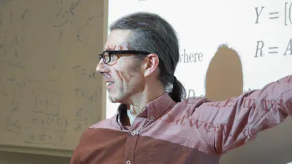 Närbild på professor Rob Hart som undervisar