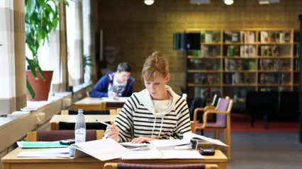 En student studerar i biblioteket