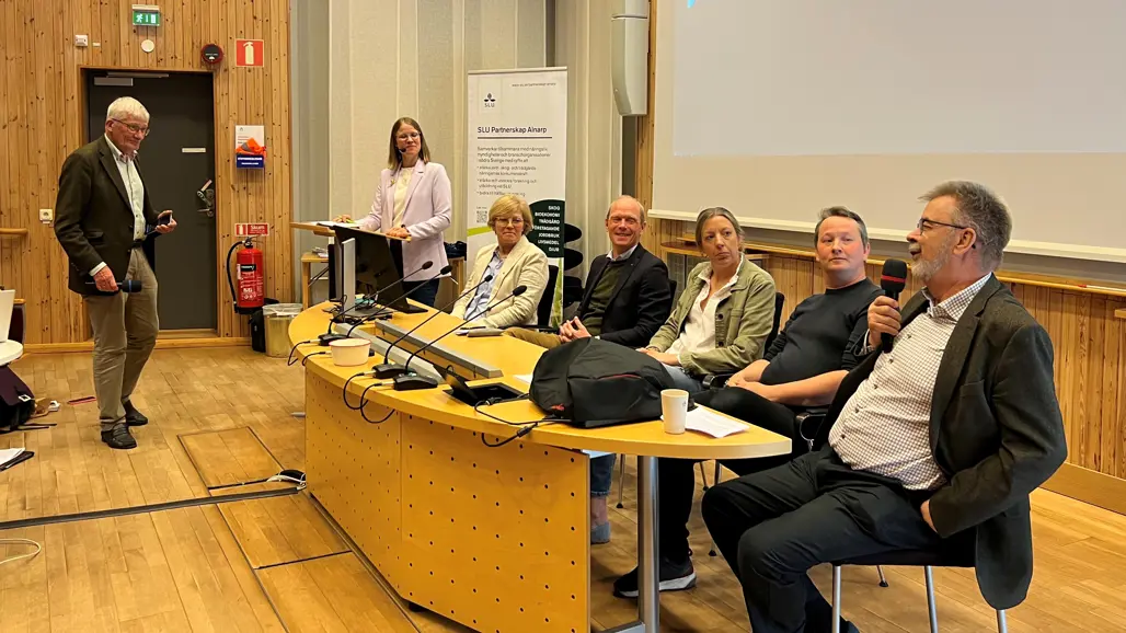 7 personer i panelsamtal