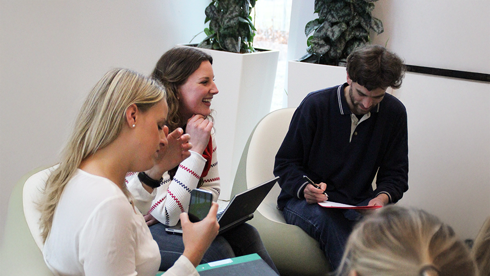  Studenter runt ett bord