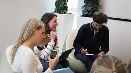 Studenter runt ett bord