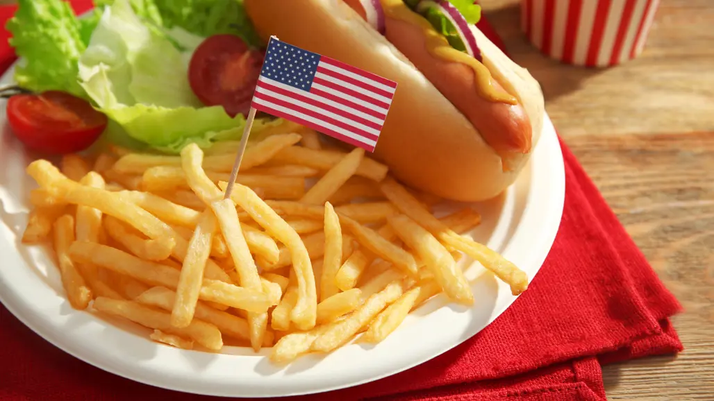 En tallrik pommes frittes med en amerikanske flagga. Foto.