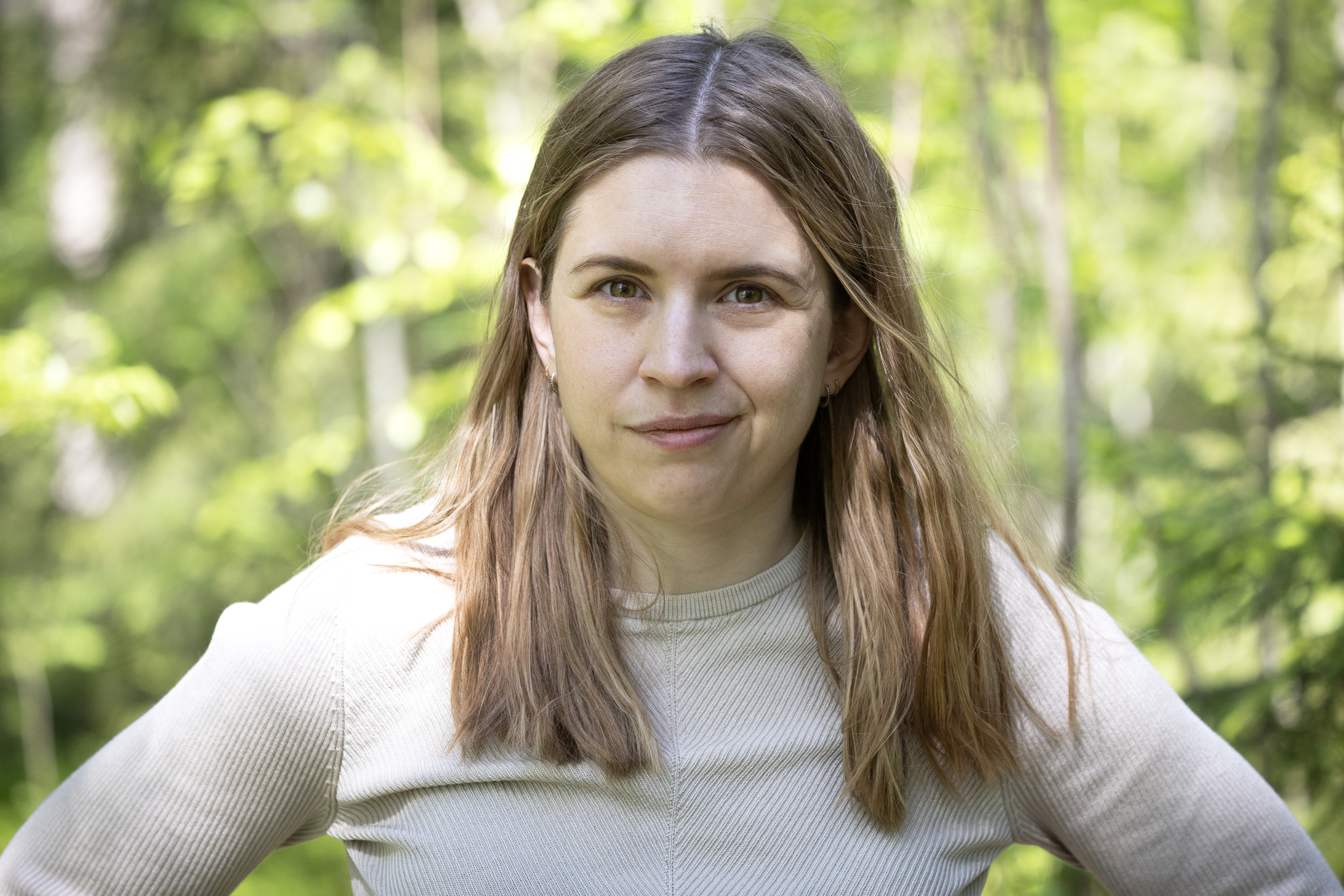 Porträtt av kvinna i dagsljus utomhus